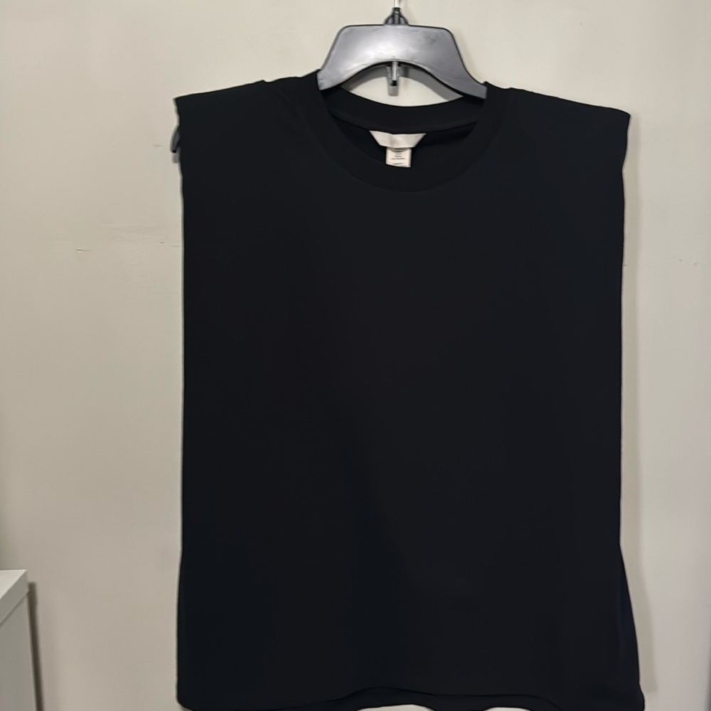 H&M Padded shoulder sleeveless Tshirt